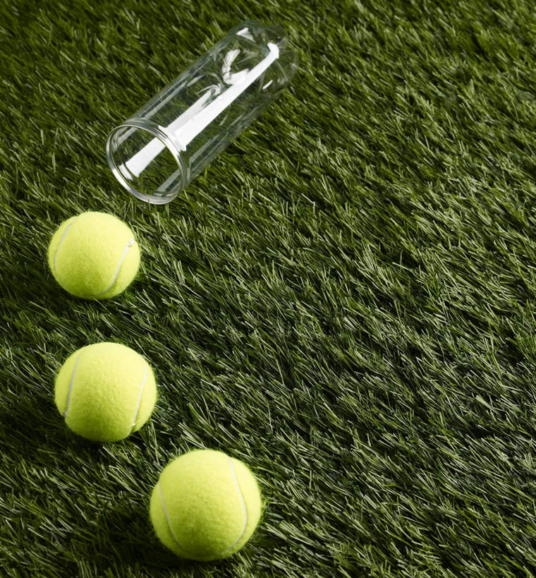 无人,竖图,俯视,室内,特写,白天,网球,玻璃,管子,球场,网球场,网球装备,运动器械,场地,玻璃制品,三个,健身器械,健身器材,网球运动,彩图,高角度拍摄,网球场地,草地球场,运动器材