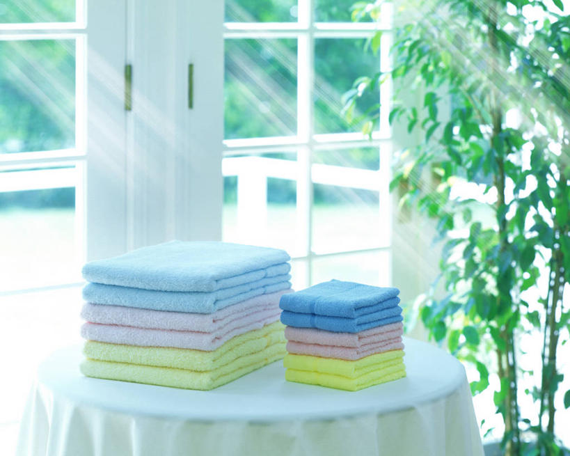 无人,横图,室内,白天,正面,植物,窗户,桌面,桌子,一堆,许多,阴影,堆叠,堆积,朦胧,模糊,反射,布料,纺织物,盆栽,影子,盆景,很多,布纹,玻璃窗,桌布,绿色,自然,餐巾,毛巾,台布,清洁,生长,成长,堆,保暖,透气,防水,储水,耐磨,吸水,餐桌布,彩图