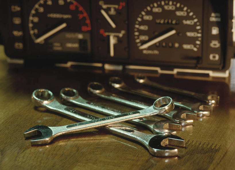 无人,横图,室内,特写,白天,正面,静物,五个,一排,许多,阴影,朦胧,模糊,整齐,并列,并排,反射,标志,工具,数字,文字,影子,字符,指针,标识,排列,阿拉伯数字,扳手,队列,平行,仪表盘,扳头,仪表,彩图,车速表