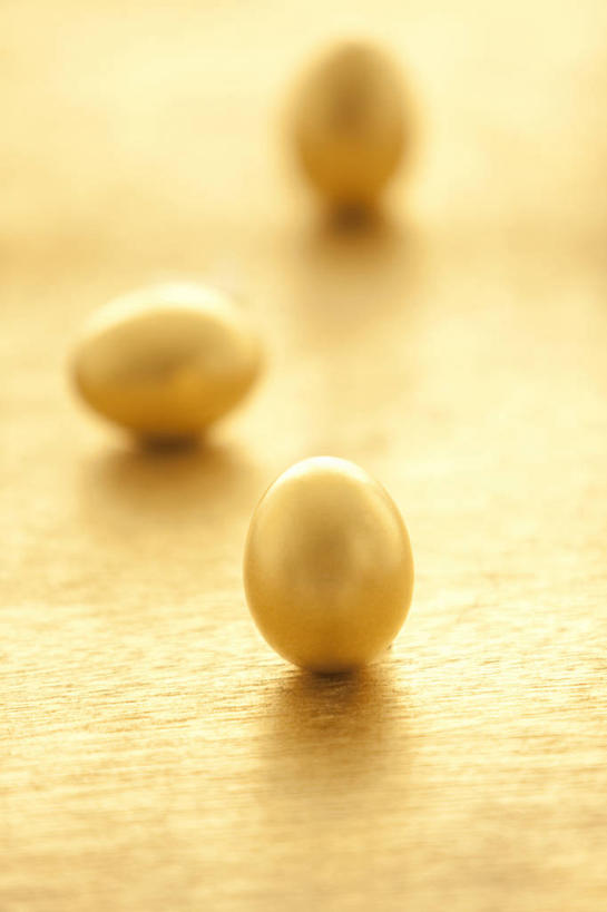 无人,竖图,俯视,室内,特写,白天,静物,黄色背景,朦胧,模糊,蛋,三个,金融,理财,摄影,影棚,经济,金蛋,流通,贸易,卵,彩图,高角度拍摄,影棚拍摄,拍摄