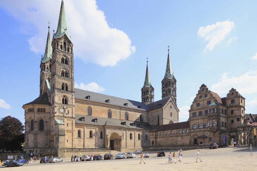 无人,教堂,横图,室外,白天,正面,旅游,度假,名胜古迹,窗户,标志建筑,道路,地标,建筑,路,公路,汽车,德国,欧洲,阴影,节日,遗迹,光线,影子,云,云朵,交通,云彩,古迹,文化,文物,娱乐,建设,古建筑,玻璃窗,车,蓝色,白云,蓝天,天空,阳光,交通工具,轿车,天,祈祷,享受,休闲,健康,旅游胜地,放松,许愿,宗教,信仰,晴朗,纪念,祈求,西欧,载具,信念,古文明,德意志联邦共和国,巴伐利亚,巴伐利亚州,拜恩州,拜恩自由州,班贝格,平安,晴空,马路,彩图,大教堂,礼拜堂,班贝格主教座堂