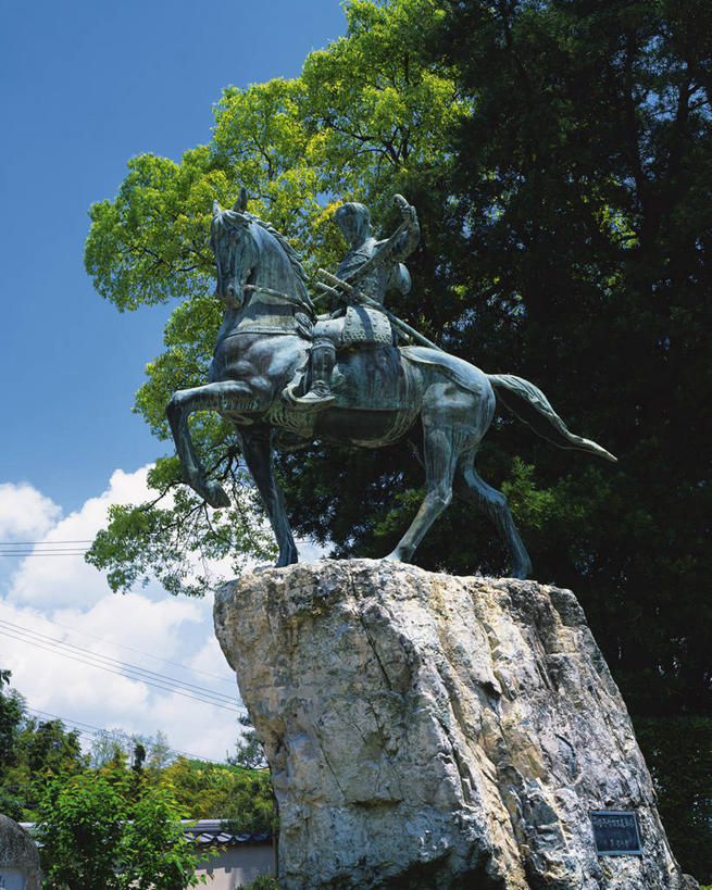 东方人,一个人,无人,坐,竖图,室外,白天,仰视,旅游,度假,植物,标志建筑,地标,建筑,马,野生动物,雕塑,日本,亚洲,仅一个男性,仅一个人,骑马,握,阴影,艺术,装饰,光线,雕刻,雕像,影子,云,云朵,云彩,黄种人,娱乐,建设,一匹,树,树木,仅一个年轻男性,骑,蓝色,绿色,白云,蓝天,天空,阳光,自然,动物,工艺品,天,享受,休闲,旅游胜地,放松,握着,运输,牲畜,生长,晴朗,成长,纪念,美术,主题,陈列,东亚,本州,本州岛,日本国,中国地方,功能,美学,山口,山口县,下关,男人,男性,年轻男性,亚洲人,晴空,坐着,彩图,低角度拍摄,全身,下关市