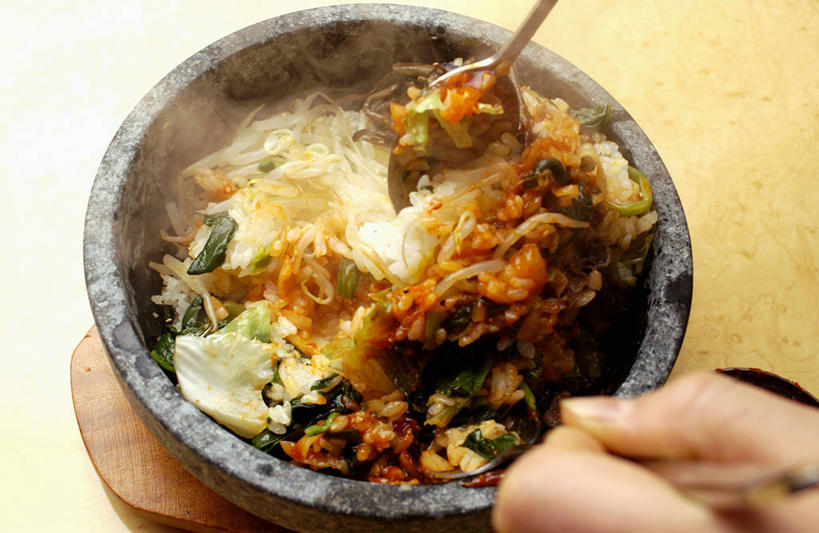 米饭,泡菜,东方人,手,一个人,横图,俯视,室内,特写,白天,烹饪,雾,厨具,亚洲,仅一个年轻女性,仅一个女性,仅一个人,一堆,许多,握,堆叠,堆积,沸腾,蒸汽,锅子,石锅,勺子,豆芽,蛋,鸡蛋,料理,食品,水蒸气,饭,很多,韩式,黄种人,锅,菜肴,美食,食物,调羹,汤匙,搅拌,手部,握着,佳肴,锅具,堆,单手,五谷,石锅拌饭,韩国料理,豆芽菜,韩国菜,韩式料理,烹饪用具,韩国泡菜,草鸡蛋,芽苗菜,蒸发,卵,年轻女性,女人,女性,亚洲人,烹调用具,烹调,半身,彩图,高角度拍摄,本鸡蛋,笨鸡蛋,柴鸡蛋,山鸡蛋,土鸡蛋,石锅饭,石碗拌饭