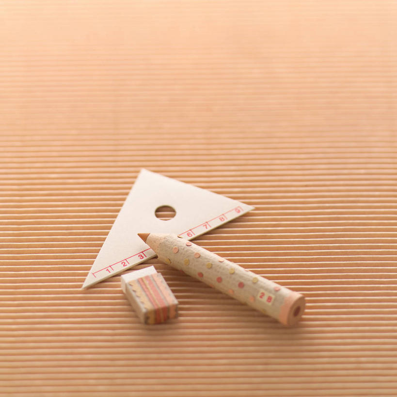 无人,横图,俯视,室内,特写,白天,静物,一把,阴影,反射,测量,笔,影子,纸,刻度,办公用品,纸张,文具,一个,尺,铅笔,三角尺,橡皮,学习用品,角度,摄影,影棚,单个,测量工具,三角板,文具用品,橡皮擦,纸板,一支,尺子,衡量,绘图,比例,硬纸板,测绘,量具,量仪,标度,等角三角板,直角三角板,彩图,高角度拍摄,影棚拍摄,拍摄