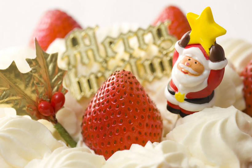 点心,无人,横图,室内,特写,白天,白色背景,正面,草莓,浆果,水果,雕塑,圣诞节,圣诞老人,阴影,节日,朦胧,模糊,庆祝,新鲜,艺术,装饰,反射,英文,标志,雕刻,雕像,文字,影子,字符,字母,生食,食品,果实,文化,标识,食物,糕点,红色,工艺品,奶油,庆典,摄影,冬青,有机食品,绿色食品,影棚,纪念,希望,英文字母,美术,乳制品,生命,主题,陈列,槲寄生,北寄生,桑寄生,柳寄生,黄寄生,冻青,寄生子,功能,美学,激凌,克林姆,淇淋,丰饶,圣诞蛋糕,洋莓,水果皇后,红莓,地莓,彩图,影棚拍摄,拍摄,蛋糕