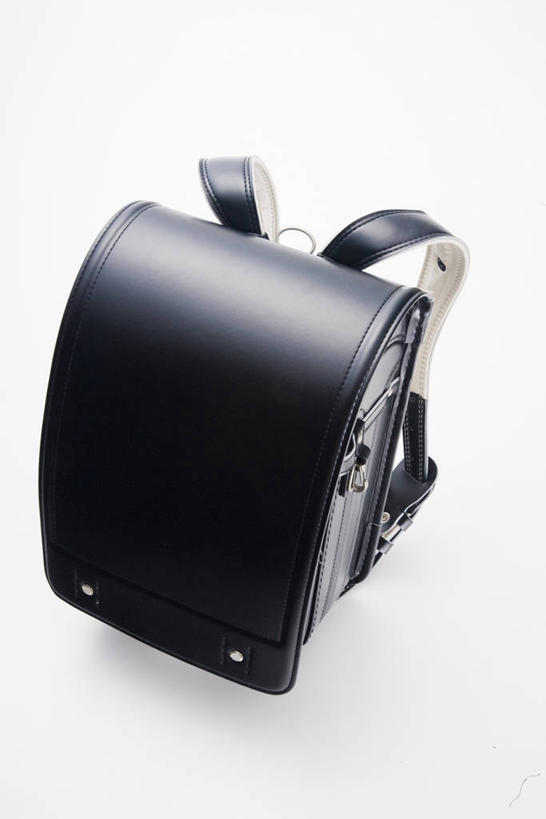 无人,竖图,俯视,室内,特写,白天,白色背景,静物,阴影,反射,包,书包,影子,一个,黑色,背包,摄影,影棚,单个,彩图,高角度拍摄,影棚拍摄,拍摄,双肩包