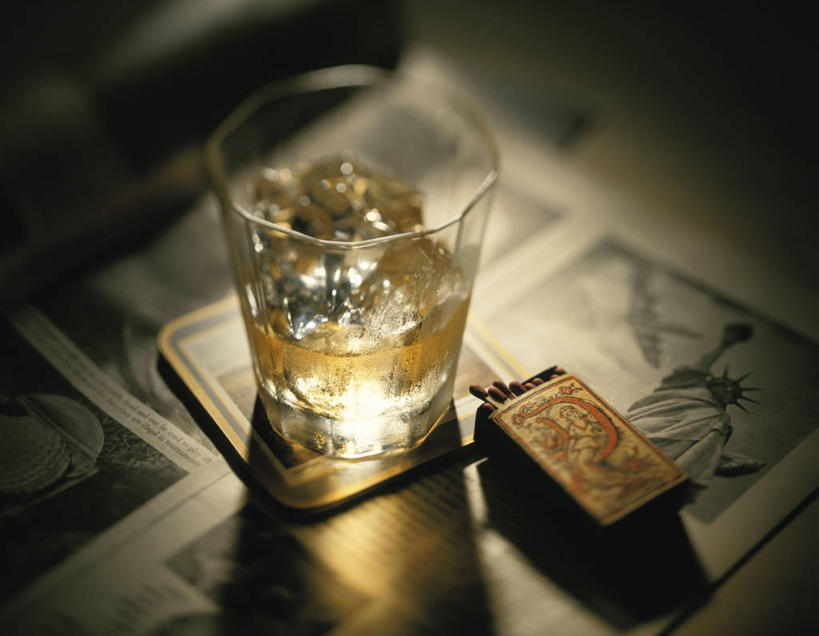 威士忌,无人,横图,俯视,室内,特写,白天,杯子,阴影,朦胧,模糊,光线,火柴,影子,纸盒,冰,灯光,冰块,杯垫,酒类,一杯,冷冻,玻璃制品,盒子,火柴盒,酒,饮料,一个,包装盒,容器,水杯,垫子,寒冷,冷藏,单个,储藏,冰冷,洋火,储存,保鲜,火柴梗,取火工具,烈酒,玻璃杯,彩图,高角度拍摄,贮存