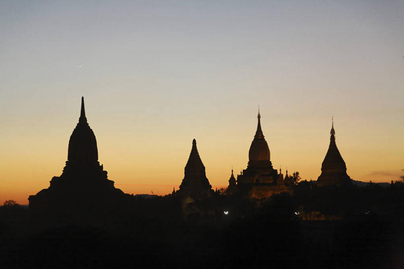 无人,寺庙,横图,室外,白天,正面,旅游,度假,名胜古迹,日落,标志建筑,地标,建筑,缅甸,亚洲,节日,遗迹,晚霞,霞光,落日,背光,古迹,文化,文物,娱乐,建设,古建筑,黄昏,庙宇,祈祷,享受,休闲,健康,旅游胜地,彩霞,放松,许愿,宗教,东南亚,佛教,信仰,纪念,祈求,逆光,古文明,蒲甘,缅甸联邦,释教,夕照,薄暮,曼德勒省,平安,夕阳,彩图,傍晚,庙,寺,斜阳