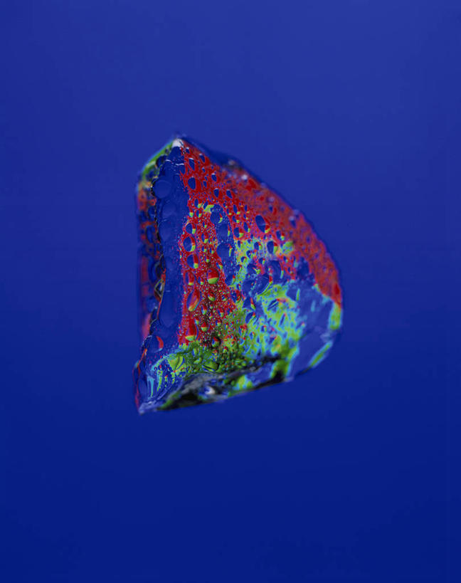 无人,竖图,室内,白天,正面,蓝色背景,纹路,纹理,水晶,红色,绿色,摄影,影棚,肌理,水晶制品,彩图,影棚拍摄,拍摄