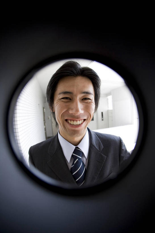 东方人,一个人,商务人士,商务男性,站,笑,微笑,露齿笑,竖图,室内,白天,正面,衬衫,亚洲,仅一个男性,仅一个人,仅一个中年男性,阴影,套装,反射,影子,领带,注视,黄种人,观察,看,站着,观看,察看,象征,庄重,关注,商务装,身份,工薪阶层,猫眼,正式,地位,男人,男性,中年男性,亚洲人,白领,上班族,站立,半身,彩图,衬衣,门镜
