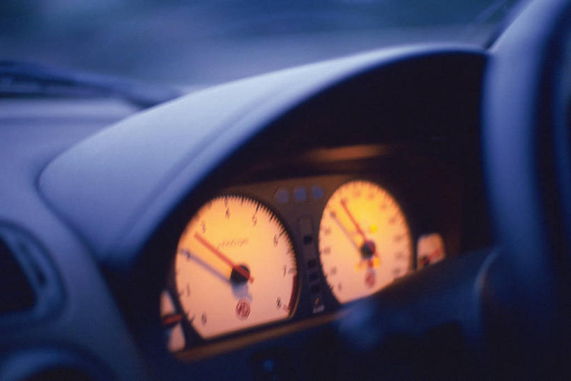 无人,横图,室内,特写,白天,正面,机器,仪器,汽车,静物,一辆,阴影,朦胧,模糊,光线,标志,数字,文字,影子,字符,灯光,指针,设备,标识,车,方向盘,交通工具,轿车,驾驶,行驶,阿拉伯数字,控制,载具,仪表盘,仪表,彩图,车速表
