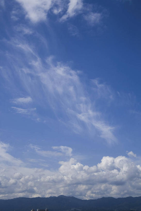无人,竖图,室外,白天,仰视,旅游,度假,美景,山,山脉,日本,亚洲,阴影,光线,影子,景观,山峰,云,云朵,山峦,云彩,娱乐,蓝色,白云,蓝天,天空,阳光,自然,群山,天,享受,休闲,景色,放松,晴朗,自然风光,东亚,本州,本州岛,日本国,近畿地方,近畿,滋贺,滋贺县,县厅,大津市,晴空,彩图,低角度拍摄,大津