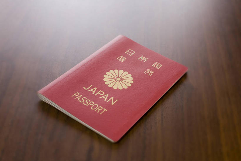 无人,横图,俯视,室内,特写,白天,桌子,静物,一本,阴影,反射,木制,日文,英文,标志,文字,影子,字符,字母,标识,书桌,红色,本子,课桌,木制品,英文字母,护照,证明,通行,身份,日语,彩图,高角度拍摄