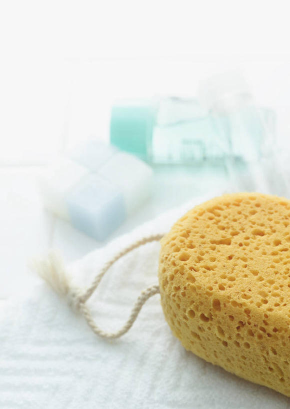 无人,竖图,俯视,室内,特写,白天,桌面,桌子,静物,阴影,朦胧,模糊,反射,纺织物,海绵,影子,干净,瓶子,塑料制品,毛巾,清洁,享受,健康,塑料瓶,放松,保暖,卫生,透气,防水,储水,耐磨,吸水,彩图,高角度拍摄,浴用海绵