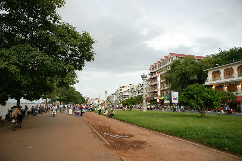 东方人,走,横图,室外,白天,正面,度假,草地,草坪,美景,树林,植物,城市风光,城市,柬埔寨,亚洲,行人,服装,景观,乌云,云,阴天,云朵,许多人,云彩,注视,休闲装,黄种人,娱乐,路人,草,树,树木,衣服,绿色,天空,自然,天,观察,看,一群人,享受,休闲,休闲服,景色,放松,服饰,东南亚,生长,成长,观看,察看,昏暗,阴沉,关注,高棉,柬埔寨王国,吉蔑,洞里萨湖,过客,男人,男性,年轻男性,年轻女性,女人,女性,亚洲人,步行,散步,走路,彩图,全身