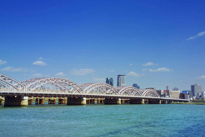 无人,高楼大厦,横图,室外,白天,正面,度假,河流,美景,水,城市风光,城市,大厦,建筑,摩天大楼,桥梁,京都,日本,亚洲,阴影,光线,影子,河水,景观,水流,云,云朵,桥,云彩,娱乐,石桥,拱桥,蓝色,白云,蓝天,天空,阳光,天,享受,休闲,景色,放松,大阪,京都府,拱形,晴朗,人行桥,石拱桥,东亚,本州,大阪府,本州岛,日本国,近畿地方,近畿,淀川,淀川河,晴空,彩图,大楼,高层建筑,高楼,摩天楼