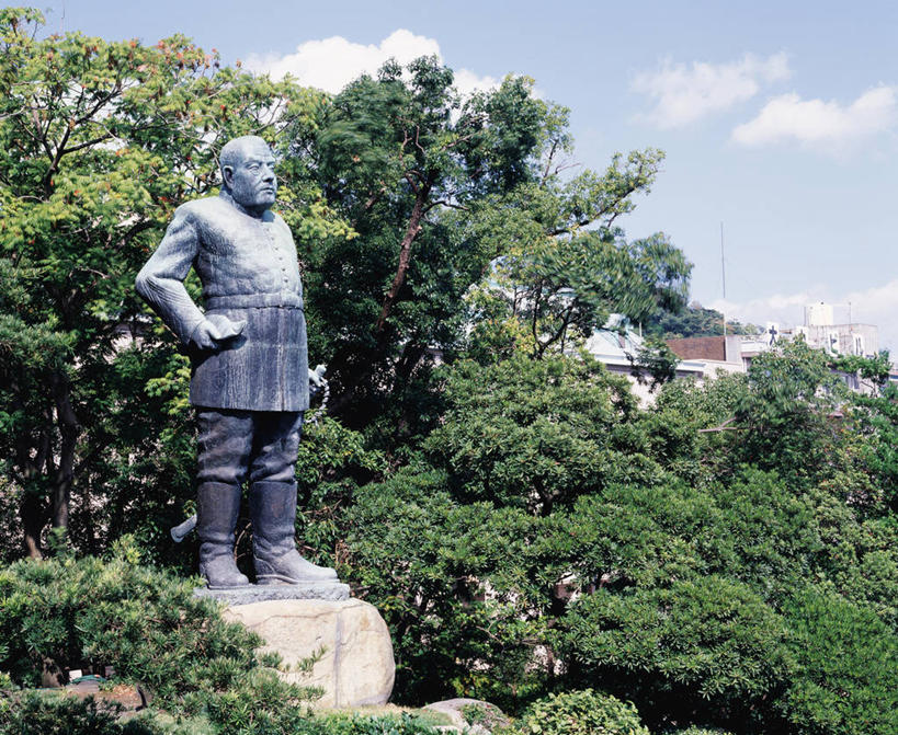 东方人,一个人,无人,站,横图,室外,白天,正面,旅游,度假,树林,植物,标志建筑,地标,建筑,雕塑,鹿儿岛,日本,亚洲,仅一个男性,仅一个人,阴影,服装,朦胧,模糊,艺术,装饰,光线,雕刻,雕像,影子,云,云朵,云彩,休闲装,黄种人,娱乐,建设,手叉腰,树,树木,仅一个年轻男性,衣服,蓝色,绿色,白云,蓝天,天空,阳光,自然,工艺品,天,叉腰,站着,享受,休闲,休闲服,旅游胜地,放松,服饰,生长,晴朗,成长,纪念,军人,美术,双手叉腰,武士,主题,陈列,东亚,日本国,九州本岛,九州,九州岛,九州地方,鹿儿岛县,功能,美学,县厅,西乡隆盛,政治家,男人,男性,年轻男性,亚洲人,晴空,站立,彩图,全身,鹿儿岛市