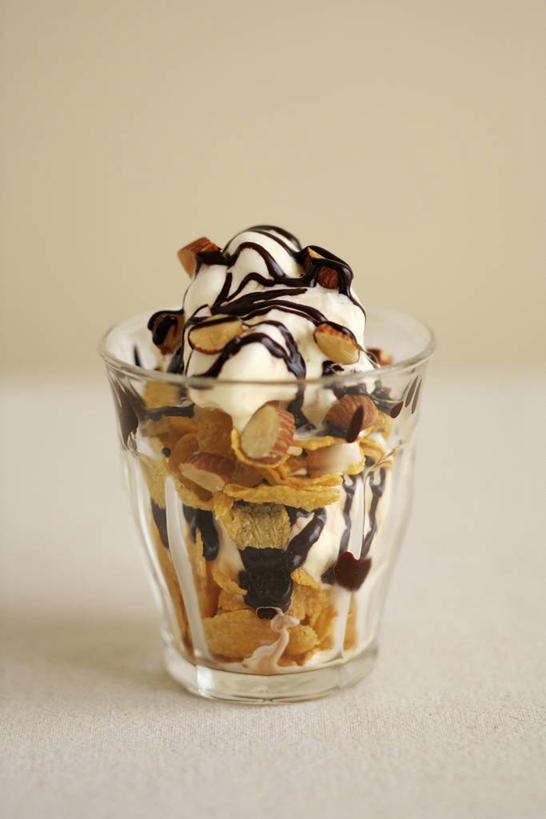 无人,竖图,室内,特写,白天,正面,杯子,阴影,灰色背景,反射,影子,冰激凌,一杯,清凉,玻璃制品,一个,水杯,冷饮,舒服,冰淇淋,摄影,影棚,单个,解暑,解渴,雪糕,舒爽,冰糕,消暑,巧克力冰淇淋,玻璃杯,彩图,影棚拍摄,拍摄