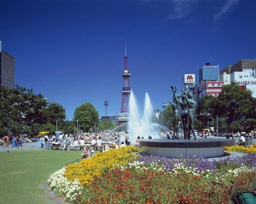 东方人,背部,家,花园,站,坐,横图,室外,白天,正面,旅游,度假,草地,草坪,花圃,水,植物,标志建筑,地标,建筑,喷泉,雕塑,北海道,日本,亚洲,行人,游客,游人,阴影,飞溅,服装,朦胧,模糊,艺术,装饰,溅,光线,雕刻,雕像,液体,影子,房屋,屋子,景观,水滴,云,云朵,塔,许多人,云彩,休闲装,黄种人,文化,娱乐,建设,楼房,路人,旅客,住宅,水珠,草,衣服,蓝色,绿色,白云,蓝天,天空,阳光,工艺品,天,品味,站着,一群人,享受,休闲,休闲服,旅游胜地,放松,服饰,晴朗,纪念,美术,喷洒,主题,水景,陈列,东亚,札幌,大通公园,日本国,北海道地方,北海道岛,功能,美学,美观,县厅,过客,札幌电视塔,男人,男性,年轻男性,年轻女性,女人,女性,亚洲人,设计,晴空,小花园,站立,坐着,彩图,全身,房子,札幌市