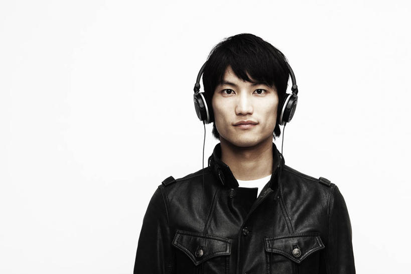 东方人,一个人,站,横图,室内,白天,白色背景,正面,快乐,满意,幸福,亚洲,仅一个男性,仅一个人,阴影,服装,反射,影子,音响,音乐,注视,黄种人,娱乐,外套,仅一个年轻男性,一个,衣服,黑色,耳机,观察,看,站着,享受,休闲,放松,摄影,服饰,影棚,单个,观看,察看,夹克,舒适,享乐,衣着,夹克衫,穿着,关注,衣饰,茄克,男人,男性,年轻男性,亚洲人,外衣,站立,半身,彩图,影棚拍摄,拍摄,短外衣