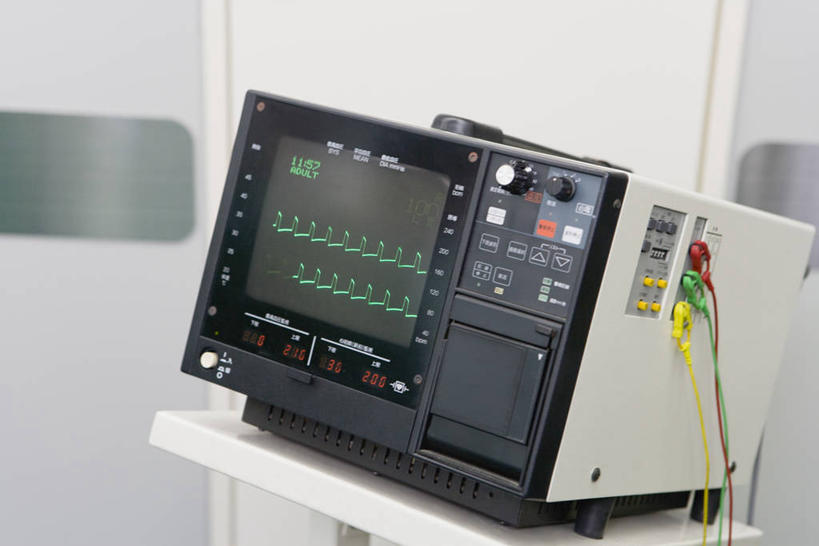 无人,医院,横图,室内,特写,白天,正面,机器,显示器,静物,阴影,朦胧,模糊,反射,医学,屏幕,线条,心电图,影子,墙,设备,显示屏,墙壁,墙面,一个,白色,单个,医疗,医疗设备,医疗器械,医疗工具,输出设备,医疗机构,检测工具,彩图,病院,诊所,心电图机