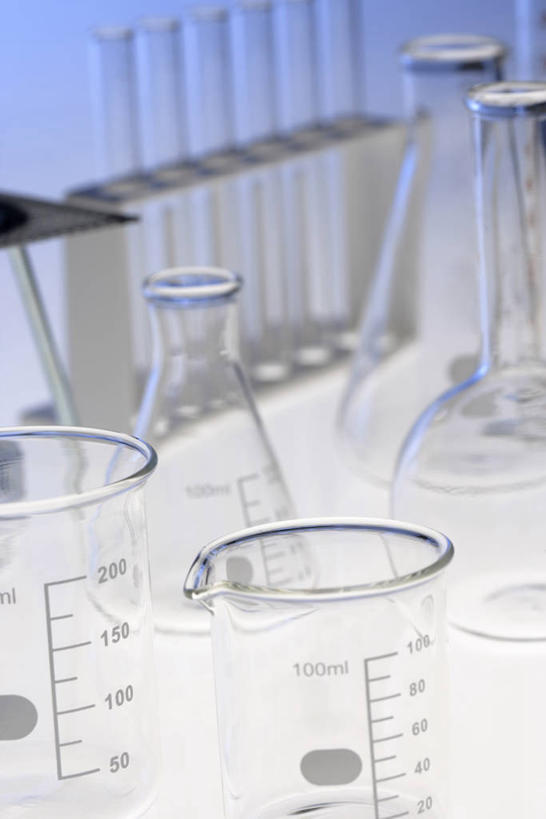 无人,竖图,俯视,室内,特写,白天,实验,仪器,桌面,桌子,静物,杯子,阴影,蓝色背景,朦胧,模糊,研究,透明,反射,分析,化学,测试,烧杯,烧瓶,试管,试管架,影子,锥形瓶,架子,玻璃制品,白色,玻璃瓶,瓶子,器皿,摄影,影棚,工作台,计量,玻璃仪器,试验耗材,实验用品,平底烧瓶,三角烧瓶,依氏烧瓶,锥形烧瓶,玻璃杯,彩图,高角度拍摄,影棚拍摄,拍摄,实验台,实验桌