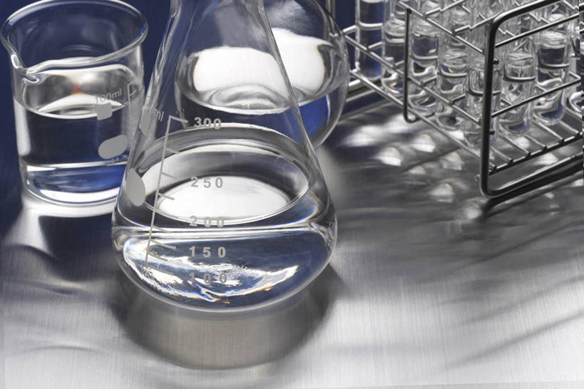 无人,横图,俯视,室内,特写,白天,实验,仪器,水,桌面,桌子,杯子,阴影,灰色背景,朦胧,模糊,研究,透明,反射,分析,化学,测试,烧杯,烧瓶,试管,液体,影子,锥形瓶,水滴,玻璃制品,灰色,玻璃瓶,瓶子,器皿,摄影,影棚,工作台,计量,玻璃仪器,试验耗材,实验用品,平底烧瓶,三角烧瓶,依氏烧瓶,锥形烧瓶,玻璃杯,彩图,高角度拍摄,影棚拍摄,拍摄,实验台,实验桌