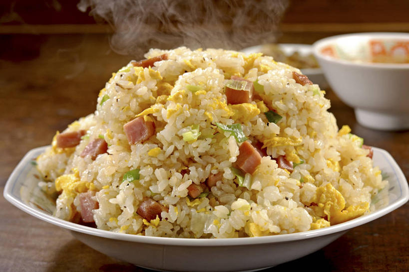 米饭,无人,横图,室内,特写,白天,正面,烹饪,中餐,雾,餐桌,桌子,餐具,一堆,阴影,堆叠,堆积,沸腾,朦胧,模糊,反射,蒸汽,碟子,盘,影子,炒饭,蛋,鸡蛋,料理,食品,水蒸气,雾气,饭,蛋炒饭,菜肴,美食,食物,一个,盘子,碟,中式,佳肴,单个,餐台,堆,气体,五谷,蒸发,卵,彩图,鸡卵,鸡子