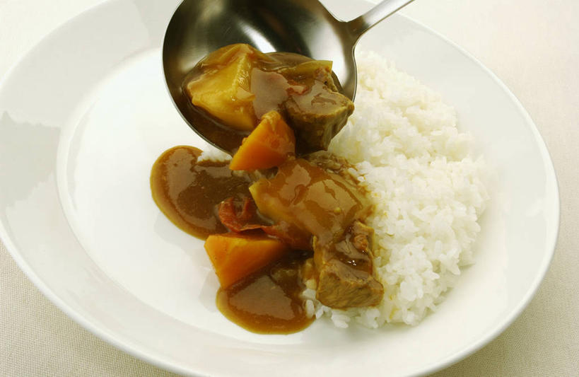 米饭,咖哩,无人,横图,俯视,室内,特写,白天,白色背景,烹饪,餐桌,桌子,餐具,一堆,阴影,堆叠,堆积,反射,碟子,盘,影子,勺子,调料,料理,食品,饭,调味品,调味料,咖喱,菜肴,美食,食物,一个,盘子,调羹,碟,汤匙,摄影,佳肴,影棚,单个,餐台,堆,五谷,咖喱饭,印度菜,印度料理,彩图,高角度拍摄,影棚拍摄,拍摄