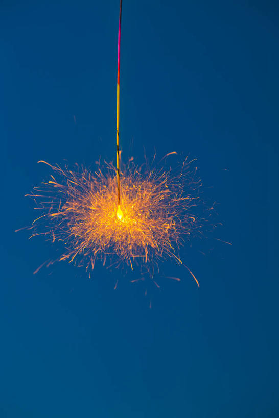 无人,竖图,室内,特写,夜晚,正面,烟火,阴影,蓝色背景,光线,火焰,影子,燃烧,一个,焰火,点燃,摄影,影棚,单个,火光,礼花,仙女棒,花炮,礼花炮,手持喷泉,手持烟花,烟花,彩图,影棚拍摄,拍摄