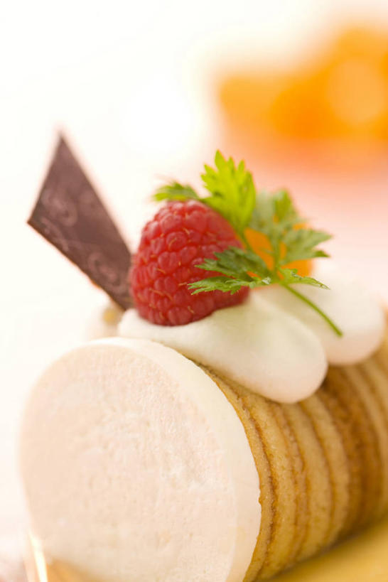 点心,无人,竖图,室内,特写,白天,正面,下午茶,草莓,浆果,水果,阴影,朦胧,模糊,新鲜,反射,影子,生食,食品,果实,食物,糕点,一个,红色,有机食品,绿色食品,单个,蛋糕卷,海绵蛋糕,瑞士卷,戚风蛋糕,洋莓,水果皇后,红莓,地莓,彩图,蛋糕