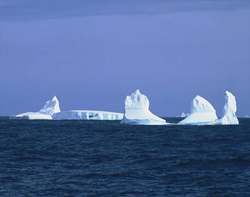 无人,横图,室外,白天,正面,旅游,度假,南极,冰山,海浪,海洋,美景,山,阴影,光线,影子,冰,景观,浪花,山峰,山峦,娱乐,冰川,蓝色,蓝天,天空,阳光,自然,海水,天,享受,休闲,景色,放松,寒冷,晴朗,冰冷,自然风光,南极洲,冰河,海景,万里无云,严寒,冰凉,酷寒,凛冽,凛凛,极冷,南极大陆,南极地区,南极区,南极圈,第七大陆,大海,风浪,海,海水的波动,近岸浪,涌浪,晴空,晴空万里,彩图,安塔克提加州
