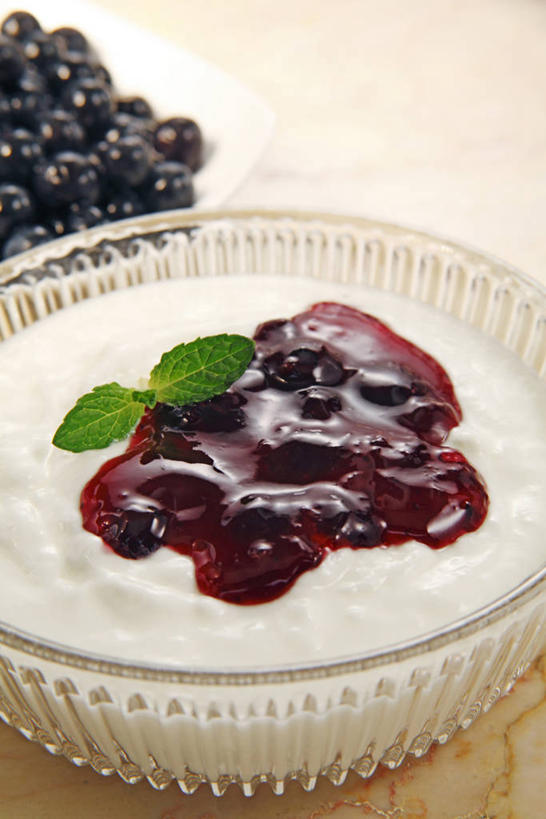 牛奶,无人,竖图,俯视,室内,特写,白天,餐桌,桌子,浆果,蓝莓,水果,叶子,玻璃,一堆,许多,阴影,堆叠,堆积,新鲜,反射,影子,生食,食品,果实,绿叶,饮品,很多,营养,酸奶,玻璃制品,食物,饮料,一个,容器,碗,果酱,嫩叶,有机食品,绿色食品,单个,餐台,储藏,堆,乳制品,奶,储存,发酵,蓝莓酱,优格,优酪乳,果子酱,叶,叶片,山都柿,蓝浆果,蓝靛果,彩图,高角度拍摄,都柿,笃斯,贮存