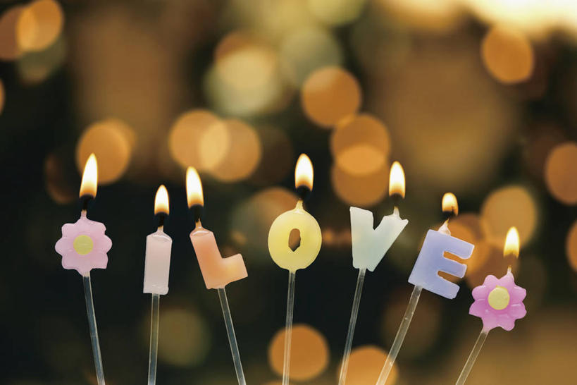 无人,横图,室内,特写,白天,正面,蜡烛,一排,许多,阴影,朦胧,模糊,整齐,光线,英文,标志,火焰,文字,影子,烛光,字符,字母,很多,燃烧,标识,排列,点燃,英文字母,火光,队列,彩图