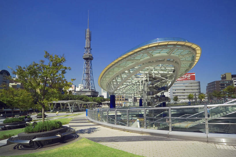 无人,栏杆,横图,室外,白天,正面,旅游,度假,草地,草坪,植物,标志建筑,道路,地标,建筑,路,爱知县,名古屋,日本,亚洲,阴影,朦胧,模糊,光线,影子,围栏,小路,塔,交通,娱乐,建设,护栏,草,树,树木,蓝色,绿色,蓝天,天空,阳光,自然,天,享受,休闲,旅游胜地,放松,生长,晴朗,成长,东亚,本州,万里无云,本州岛,日本国,中部地方,爱知,县厅,久屋大通公园,名古屋市,名古屋电视塔,晴空,晴空万里,彩图