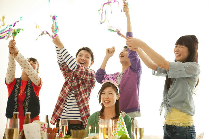 点心,东方人,伙伴,朋友,站,坐,举,笑,微笑,露齿笑,横图,室内,白天,正面,友谊,爆炸,杯子,蜡烛,亚洲,五个人,握,阴影,服装,庆祝,光线,高脚杯,火焰,影子,烛光,墙,食品,许多人,燃烧,注视,休闲装,黄种人,文化,墙壁,墙面,玻璃制品,酒瓶,食物,糕点,衣服,白色,玻璃瓶,酒杯,瓶子,生日蛋糕,点燃,观察,看,祈祷,托,站着,四个,一群人,休闲,休闲服,握着,许愿,服饰,观看,纪念,祈求,庆贺,火光,察看,关注,祝贺,拉炮,香槟杯,平安,友情,男人,男性,年轻男性,年轻女性,女人,女性,亚洲人,玻璃杯,举起,举手,举着,向上举,向上伸,向上托,站立,坐着,半身,彩图,圣诞拉炮,蛋糕