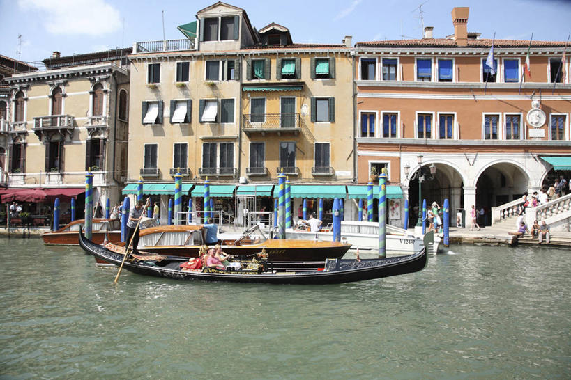 无人,家,栏杆,横图,室外,白天,正面,度假,建材,河流,美景,水,窗户,楼梯,城市风光,城市,建筑,船,意大利,欧洲,威尼斯,阴影,波纹,飞溅,朦胧,模糊,溅,光线,材料,扶手,液体,影子,砖,砖块,房屋,阶梯,墙,屋子,河水,景观,水滴,水流,云,云朵,木船,两艘,云彩,娱乐,护栏,楼房,玻璃窗,墙壁,墙面,台阶,住宅,水珠,蓝色,白云,蓝天,水纹,天空,阳光,船尾波,交通工具,波浪,天,享受,休闲,砖头,景色,放松,建造,晴朗,舟,威尼托,南欧,喷洒,载具,威尼托大区,意大利共和国,首府,威内托,威内托大区,石料,晴空,彩图,房子,大运河,砌墙砖