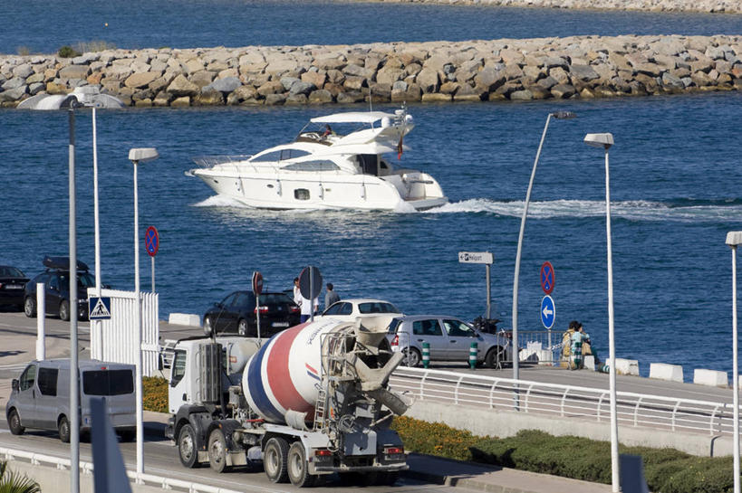 无人,栏杆,码头,横图,室外,白天,正面,度假,海浪,海洋,美景,城市风光,城市,道路,港口,路,路灯,公路,船,照明,西班牙,欧洲,巴塞罗那,三辆,一艘,阴影,波纹,飞溅,朦胧,模糊,溅,光线,液体,影子,景观,浪花,水滴,围栏,灯光,游艇,交通,娱乐,护栏,车,灯,水珠,蓝色,蓝天,水纹,天空,阳光,海水,船尾波,交通工具,波浪,天,享受,休闲,景色,放松,晴朗,照亮,照明设备,南欧,喷洒,载具,海景,万里无云,首府,加泰罗尼亚,西班牙王国,水泥车,大海,风浪,海,海水的波动,近岸浪,涌浪,晴空,晴空万里,马路,彩图,摆渡口,埠头,渡口,渡头,港湾,海港,货运码头,口岸,商港