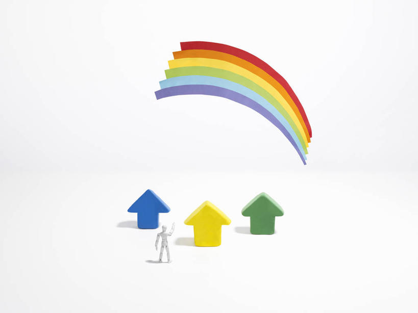 无人,站,横图,室内,特写,白天,白色背景,正面,彩虹,静物,指,阴影,反射,影子,指点,方向,箭头,三个,黄色,蓝色,绿色,模型,站着,摄影,影棚,指向,簇,虹,虹桥,七彩虹,天虹,站立,彩图,影棚拍摄,拍摄,拟人