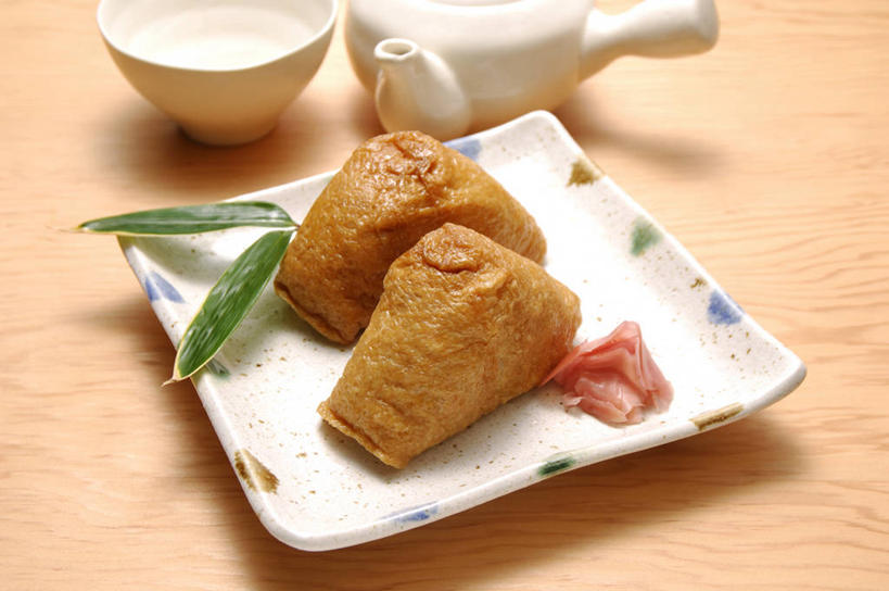 米饭,寿司,无人,横图,俯视,室内,特写,白天,烹饪,餐桌,桌子,杯子,餐具,阴影,反射,木制,碟子,壶,盘,影子,陶瓷,日本料理,料理,食品,陶瓷制品,饭,菜肴,美食,水壶,食物,两个,一个,盘子,茶壶,木制品,容器,水杯,碟,日式料理,日式,佳肴,单个,餐台,五谷,醋饭,四喜饭,茶杯,彩图,高角度拍摄,稻荷寿司