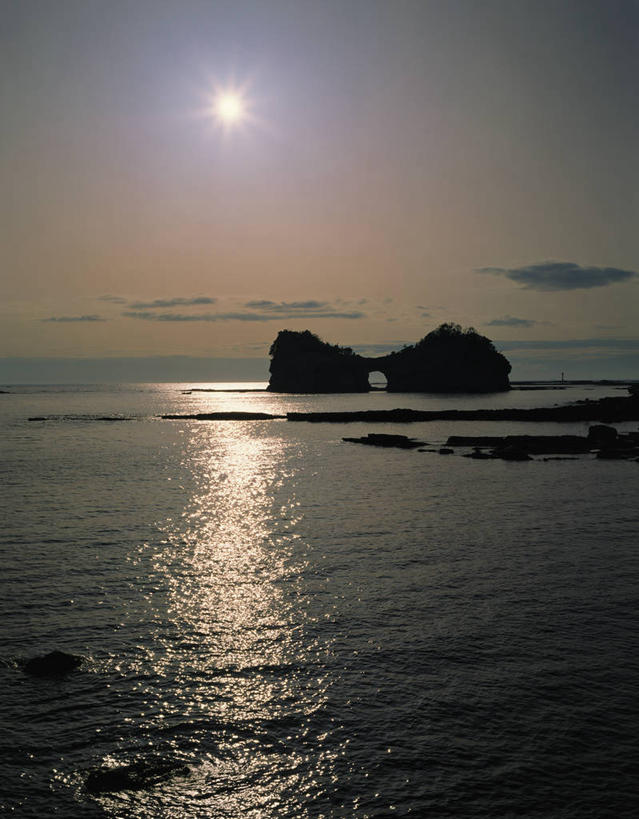 无人,竖图,室外,白天,正面,旅游,度假,海浪,海洋,礁石,石头,美景,日落,沙滩,太阳,日本,亚洲,沙子,石子,海岸,景观,浪花,晚霞,霞光,云,云朵,落日,沙地,背光,云彩,娱乐,白云,自然,海水,黄昏,享受,休闲,景色,彩霞,放松,自然风光,逆光,海景,东亚,本州,本州岛,日本国,近畿地方,近畿,和歌山,和歌山县,夕照,薄暮,大海,风浪,海,海水的波动,海滩,礁,近岸浪,石块,岩石,涌浪,夕阳,彩图,傍晚,白滨町,西牟娄郡,斜阳