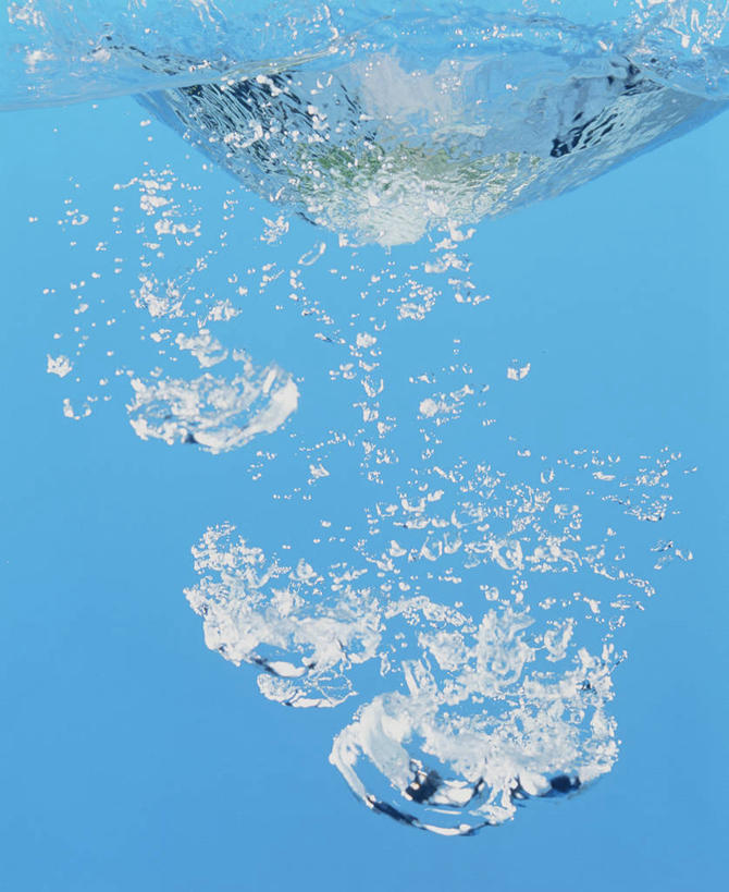 无人,竖图,室内,特写,白天,正面,水下,水,波纹,蓝色背景,透明,液体,气泡,水滴,水底,涟漪,漩涡,水泡,水珠,蓝色,水纹,泡泡,摄影,影棚,圆弧,彩图,影棚拍摄,拍摄