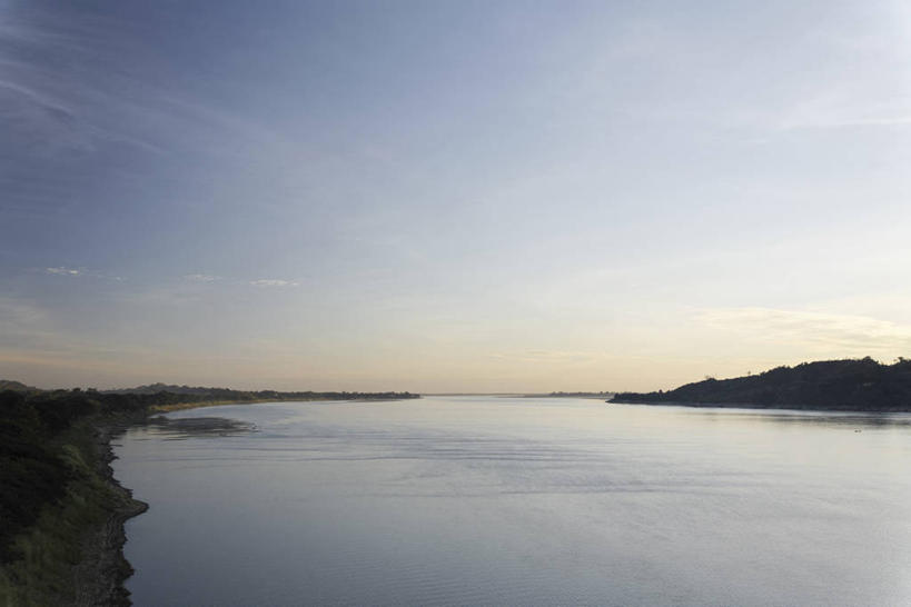 无人,横图,室外,白天,正面,旅游,度假,草地,草坪,河流,美景,树林,水,植物,缅甸,亚洲,阴影,光线,影子,河水,景观,水流,云,云朵,背光,云彩,娱乐,草,树,树木,蓝色,绿色,白云,蓝天,天空,阳光,自然,天,享受,休闲,景色,放松,东南亚,生长,晴朗,成长,自然风光,逆光,缅甸联邦,伊洛瓦底江,晴空,彩图