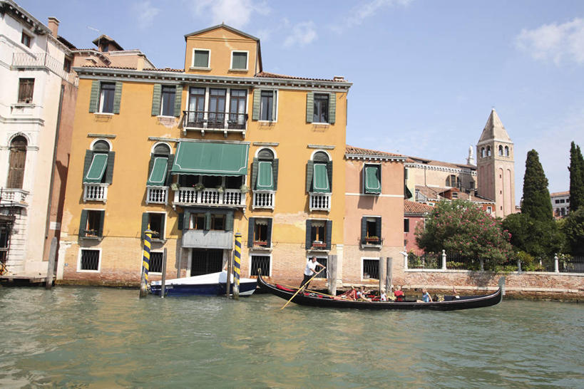 无人,家,横图,室外,白天,正面,度假,河流,美景,水,窗户,门,城市风光,城市,船,意大利,欧洲,威尼斯,一艘,阴影,波纹,飞溅,溅,光线,液体,影子,房屋,墙,屋子,河水,景观,水滴,水流,云,云朵,木船,云彩,娱乐,楼房,玻璃窗,墙壁,墙面,住宅,水珠,黄色,蓝色,白云,蓝天,水纹,天空,阳光,船尾波,门框,交通工具,波浪,天,享受,休闲,景色,放松,晴朗,舟,威尼托,南欧,喷洒,载具,威尼托大区,意大利共和国,首府,威内托,威内托大区,晴空,彩图,房子,大运河