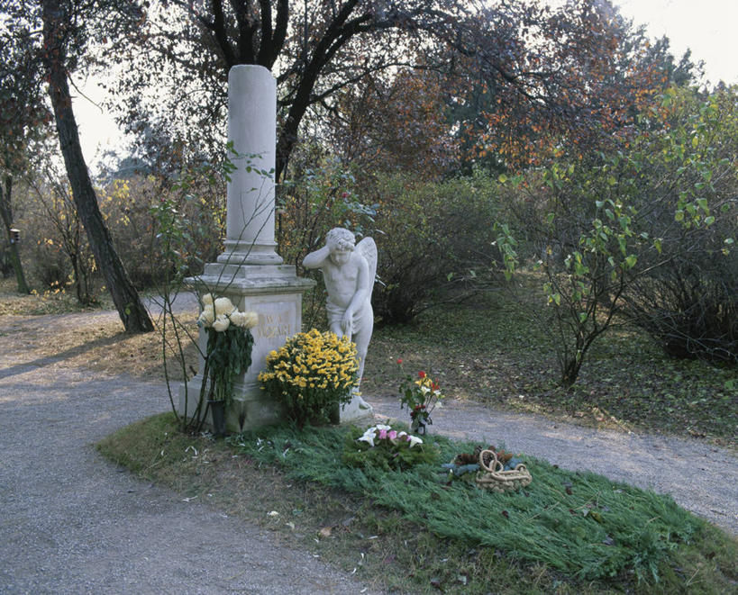 无人,横图,室外,白天,正面,度假,草地,草坪,美景,植物,城市风光,城市,道路,路,雕塑,奥地利,欧洲,维也纳,天使,阴影,艺术,装饰,盛开,光线,翅膀,雕刻,雕像,影子,景观,小路,交通,首都,花蕾,娱乐,草,花,花瓣,花朵,鲜花,树,树木,一个,黄色,绿色,天空,阳光,自然,工艺品,天,花苞,花蕊,享受,休闲,墓地,景色,放松,生长,单个,成长,纪念,美术,坟墓,陵墓,神圣,主题,善良,陈列,坟场,信徒,中欧,功能,美学,奥地利共和国,使者,圣洁,彩图