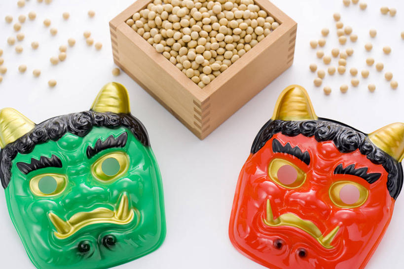 无人,横图,俯视,室内,特写,白天,白色背景,植物,桌面,桌子,豆,大豆,一堆,许多,阴影,堆叠,堆积,反射,木制,假面具,面具,影子,豆类,豆子,毛豆,很多,两个,一个,红色,绿色,木制品,容器,碗,摄影,影棚,单个,储藏,堆,储存,豆科,枝豆,黄豆,彩图,高角度拍摄,影棚拍摄,拍摄,鬼面,鬼形脸谱,贮存