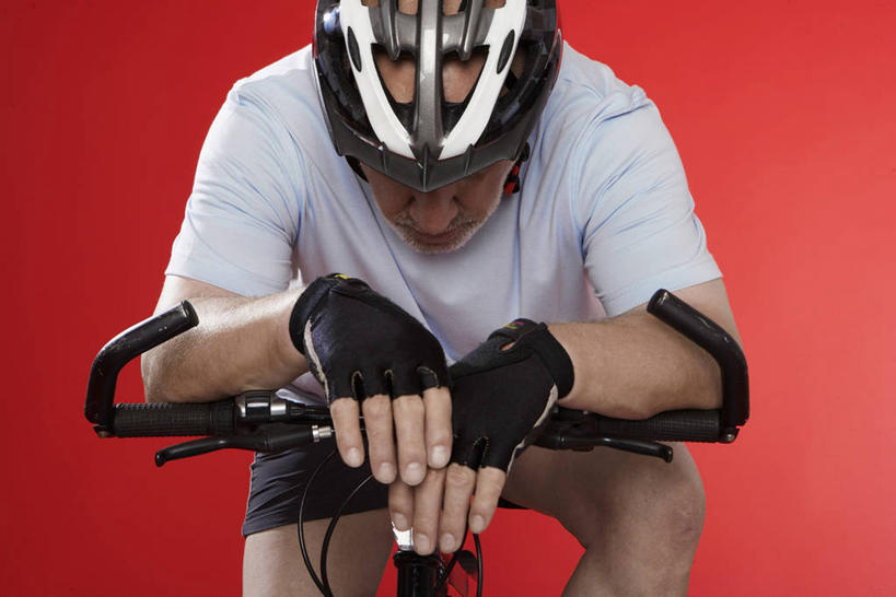 西方人,一个人,坐,横图,室内,白天,正面,运动服,自行车,帽子,欧洲,欧洲人,仅一个男性,仅一个人,一辆,阴影,红色背景,服装,装饰,反射,头盔,影子,山地车,车,脚踏车,衣服,安全帽,手套,交通工具,低头,仅一个老年男性,温暖,便捷,搭,摄影,服饰,影棚,保暖,华丽,点缀,便利,衣着,御寒,穿着,搭着,灵活,载具,山地自行车,衬托,美观,雅致,雅观,垂头,衣饰,老年男性,男人,男性,白种人,坐着,半身,彩图,影棚拍摄,拍摄,半截手套,骑行头盔,运动装