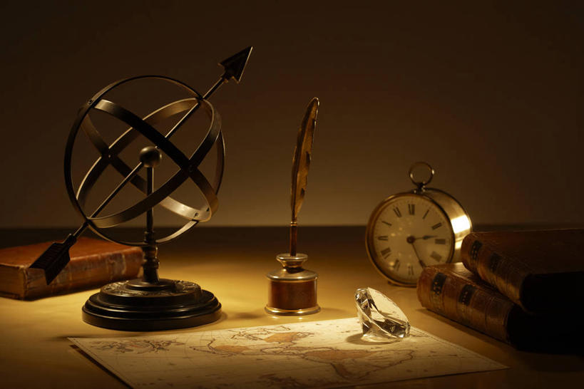 无人,横图,室内,白天,正面,桌子,道路,地图,阴影,朦胧,模糊,时间,反射,信息,笔,罐子,时钟,影子,办公用品,交通,计时,方向,书桌,玻璃制品,文具,一个,玻璃瓶,课桌,瓶子,陀螺,学习用品,钟表,表,摄影,影棚,褐色背景,单个,引导,指引,座钟,羽毛笔,墨水瓶,文具用品,一支,陀螺仪,回转仪,回转,回转效应,钟,彩图,影棚拍摄,拍摄,导航