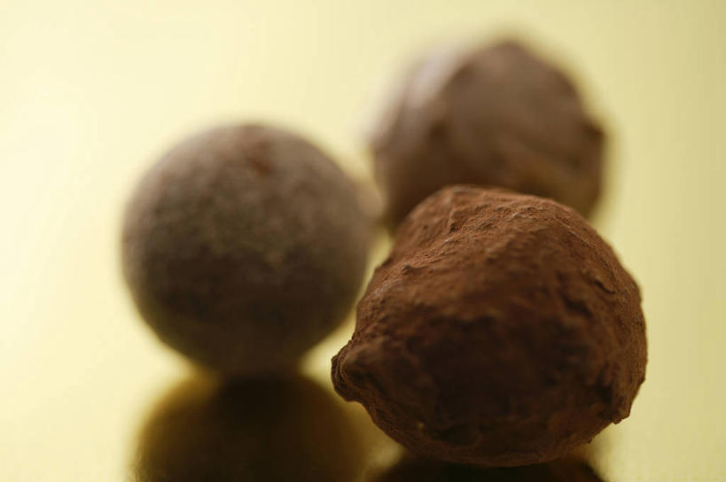 无人,横图,俯视,室内,特写,白天,绿色背景,阴影,朦胧,模糊,反射,影子,食品,糖,糖果,甜点,甜品,松露巧克力,食物,三个,甜食,巧克力,摄影,影棚,朱古力,彩图,高角度拍摄,影棚拍摄,拍摄