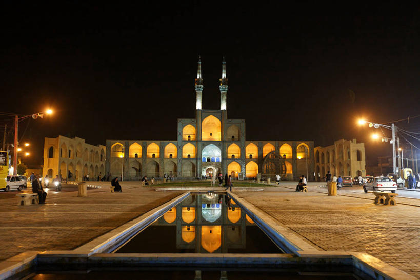 东方人,走,横图,室外,夜晚,旅游,度假,名胜古迹,窗户,标志建筑,道路,地标,建筑,路,喷泉,夜景,哺乳动物,鹿,野生动物,伊朗,亚洲,行人,游客,游人,阴影,服装,节日,遗迹,光线,影子,景观,小路,灯光,交通,许多人,休闲装,黄种人,古迹,文化,文物,娱乐,建设,古建筑,路人,旅客,玻璃窗,背面,衣服,倒影,天空,动物,天,品味,祈祷,一群人,享受,休闲,健康,休闲服,旅游胜地,放松,许愿,宗教,服饰,信仰,纪念,祈求,倒映,伊斯兰教,清真寺,西亚,水景,古文明,美观,伊朗伊斯兰共和国,反照,过客,亚兹德,亚兹德省,礁鹿,平安,男人,男性,年轻男性,年轻女性,女人,女性,亚洲人,设计,步行,散步,走路,半身,彩图